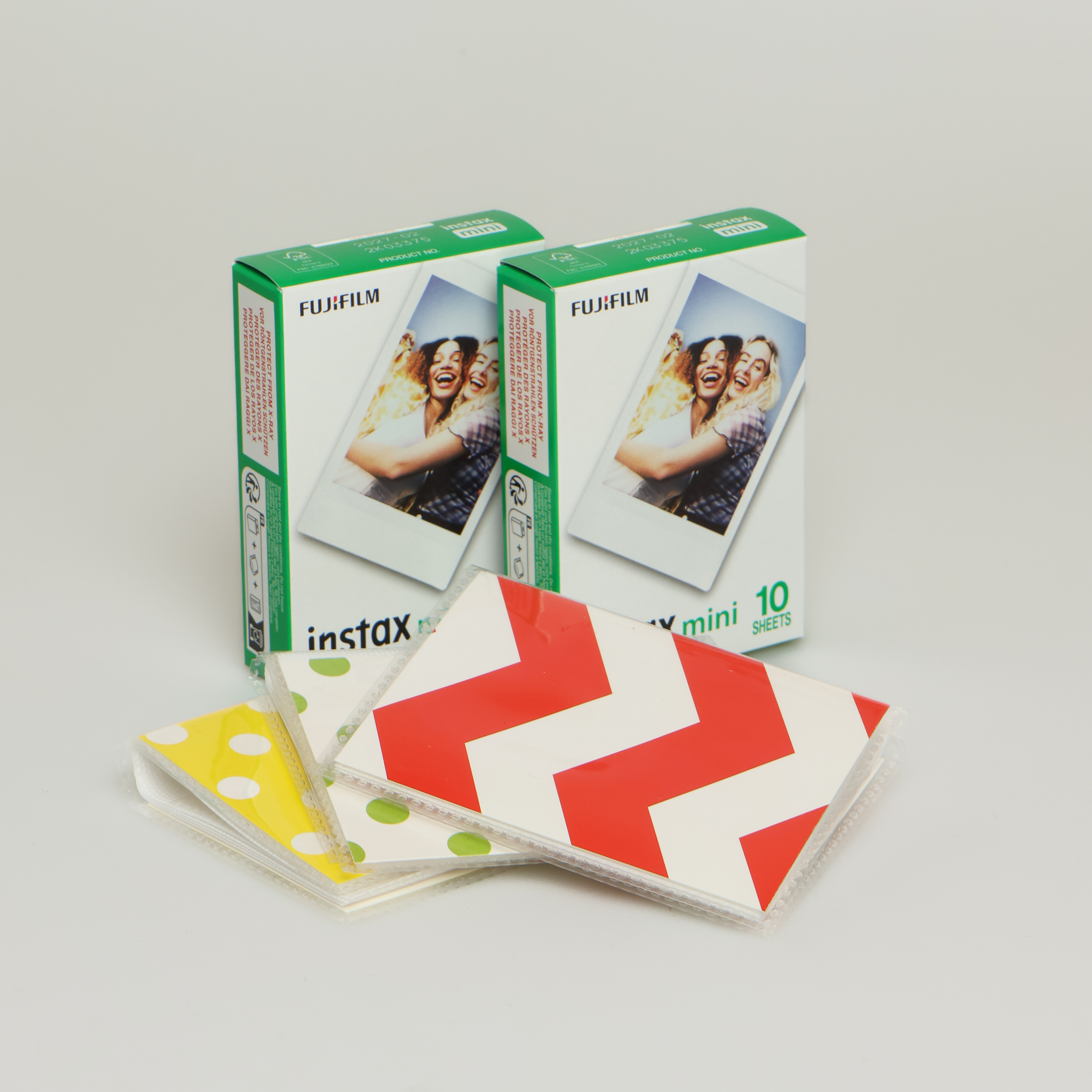 Instax™ mini Film Dobbeltpakke og Instax™ fotoalbum præsenteres som et perfekt makkerpar., Perfekt gaveide, klar til at skabe og gemme minder på en gang.